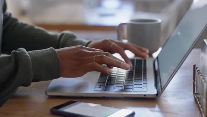 近距离使用笔记本电脑打字女人浏览在线工作自由博客分享便携式电脑技术信息不可识别的人4k