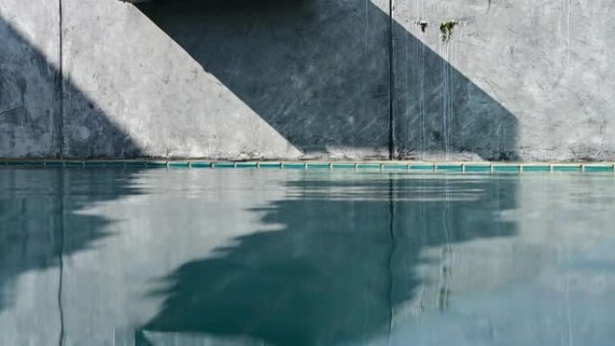 水泥墙上的蓝色游泳池水浪，建筑业
