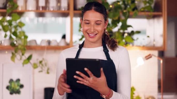 咖啡师或平板电脑上的幸福女人，用于电子商务、在线服务和餐厅促销。咖啡店或自助餐厅使用数字技术的小型企