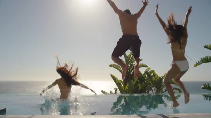 旅行朋友跳进豪华酒店度假村的游泳池庆祝暑假享受假日4k