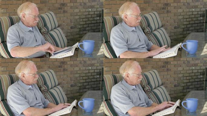 老人阅读圣经