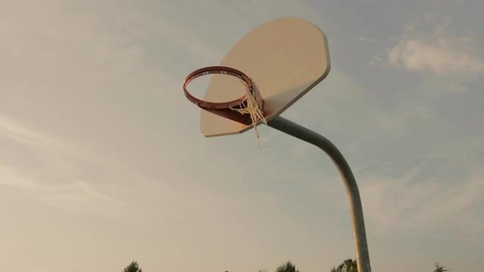 公园里破烂的篮球网