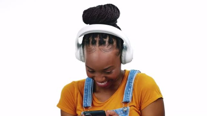 电话，音乐耳机和黑人妇女在工作室在线聊天。非洲人智能手机和听声音，害羞和在社交媒体上打字孤立在白色背