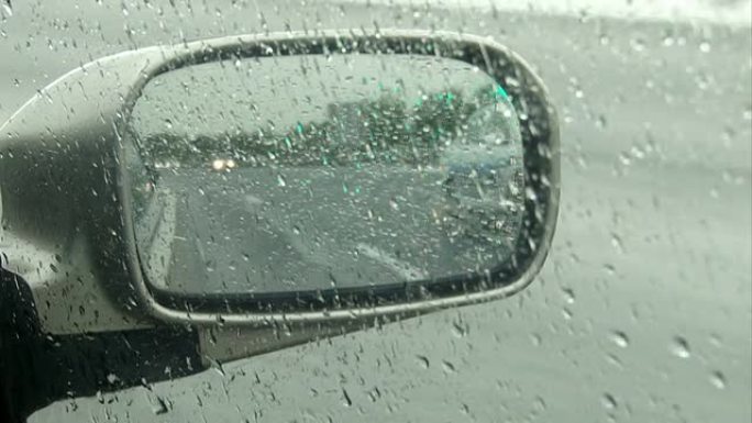 雨天开车-右镜POV。警察