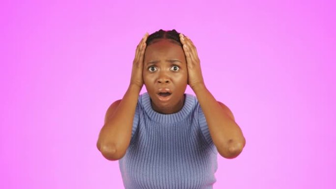 面对，休克和恐惧的黑人妇女在工作室孤立在粉红色的背景。肖像，担心和害怕或惊讶的女性模特wtf表情符号