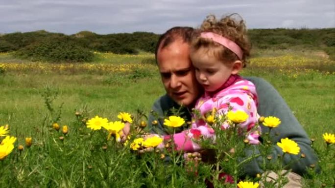 爸爸和女儿看花