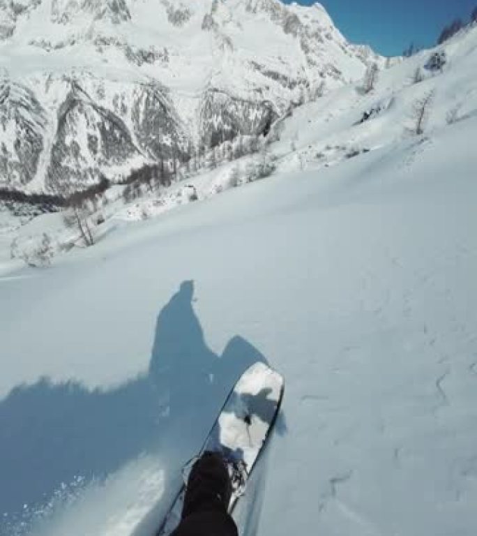 冬季在未触及的偏远山区的新鲜粉末雪上滑雪