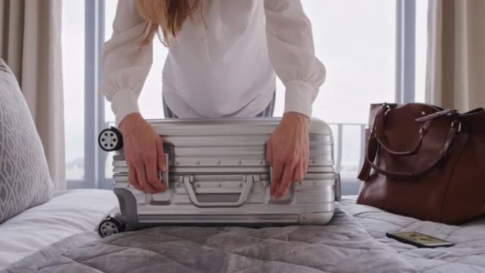 快乐旅行女人在酒店房间打包行李箱为暑假公路旅行做准备为假期冒险自由做准备