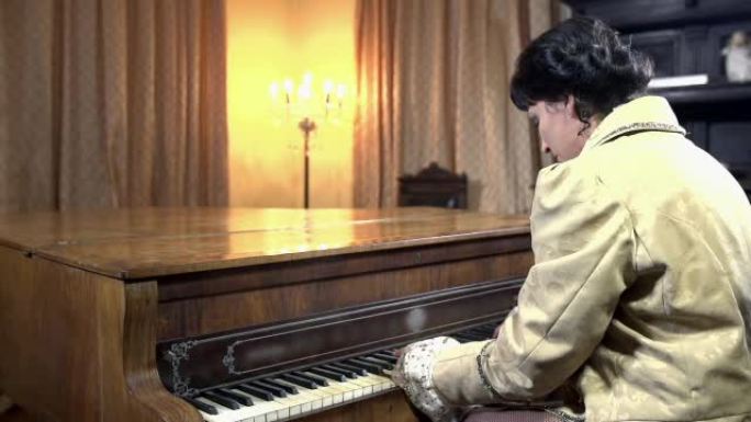 高清慢速: 穿着巴洛克服装的女人弹钢琴