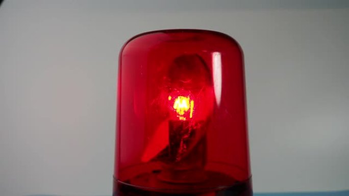 红色旋转信标。红色闪光灯。警告信号。