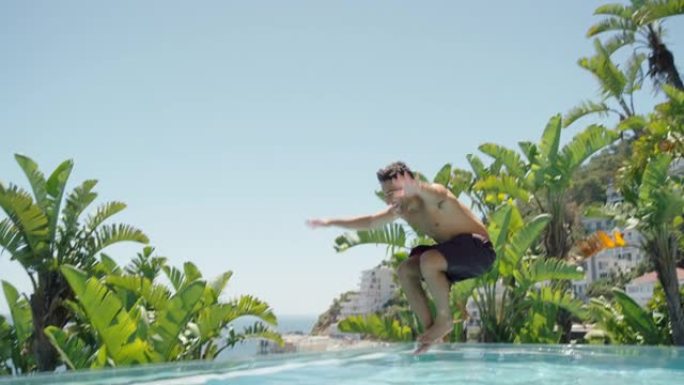 年轻人在快乐的暑假里跳进游泳池享受温暖阳光明媚的日子在豪华酒店度假村游泳地中海旅游4k