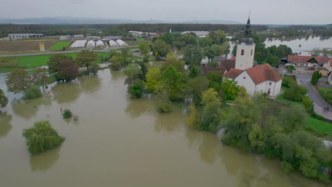 空中: 河水泛滥后，一个乡村小镇周围的洪水泛滥