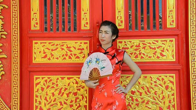 穿着中国传统服装的女人。