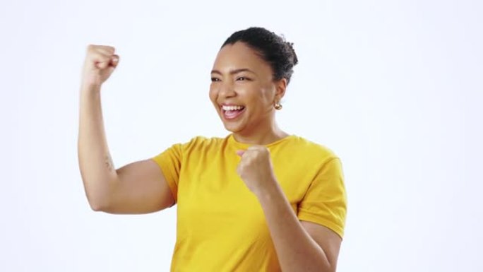 掌声，欢呼和拳头与黑人妇女一起宣布，通知和惊喜。兴奋，赢家和快乐的女孩尖叫庆祝，好消息或奖金在工作室