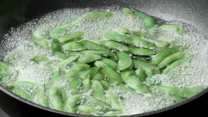 绿色大豆煮沸