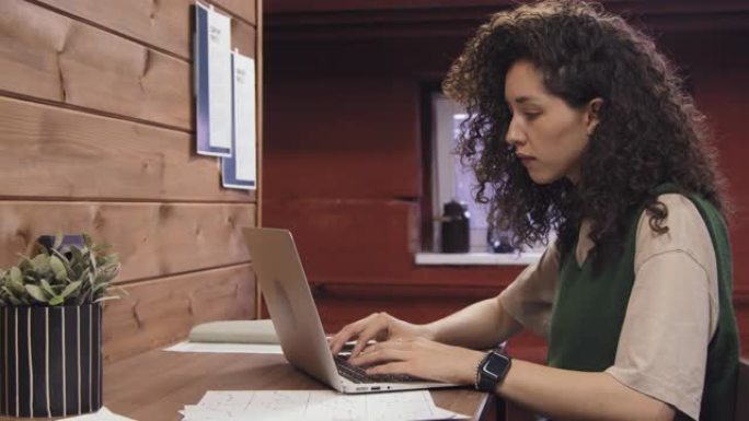 在办公设施进行笔记本电脑远程办公的女人