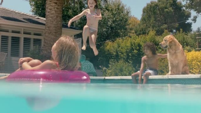 小女孩跳进游泳池嬉戏地溅朋友在水上一起玩乐漂浮物享受夏天和妈妈看着孩子们玩耍