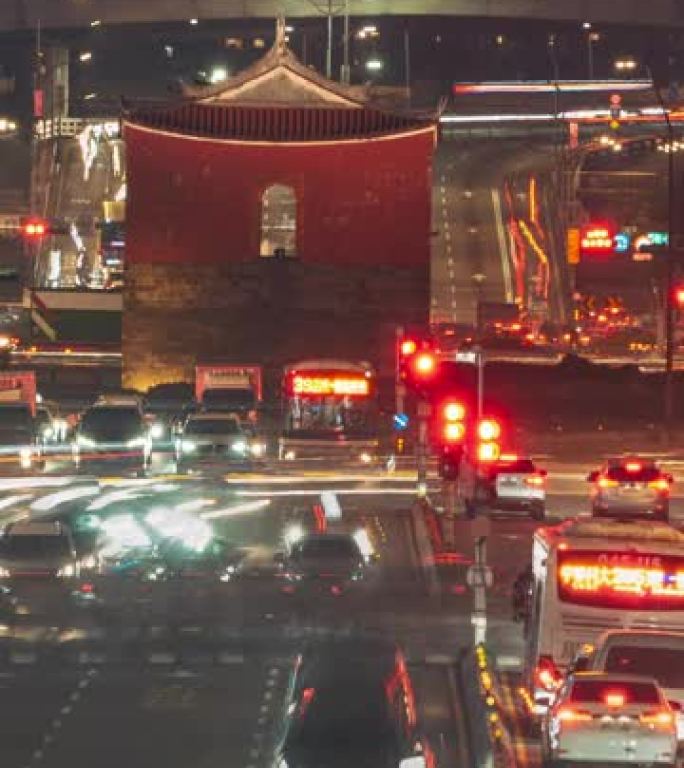 忠孝西路历史台北北门的延时。不同的车辆在繁忙的街道附近行驶