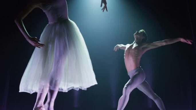 两名年轻的古典芭蕾舞演员在戏剧舞台上表演的电影镜头。专业男女表演者在演出前一起排练舞蹈