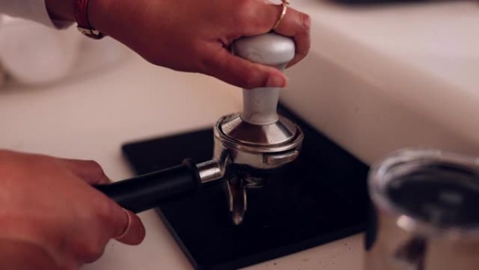 手，咖啡压榨机和浓缩咖啡过滤器开始早晨在家庭，厨房或咖啡馆中获得能量。女人，在咖啡师工作、餐馆或小企