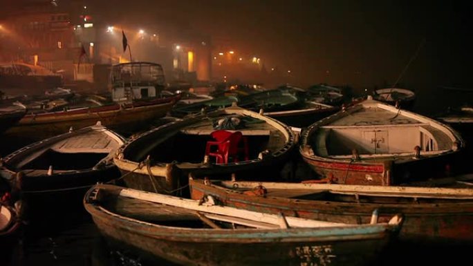 夜间沿恒河停泊的船只: 印度瓦拉纳西