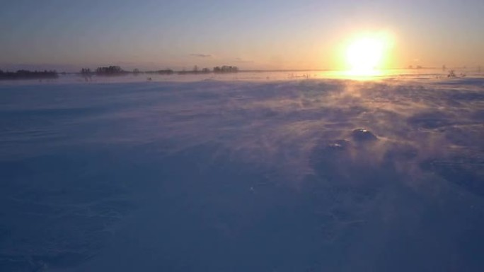 北极的暴风雪。冰雪漂流