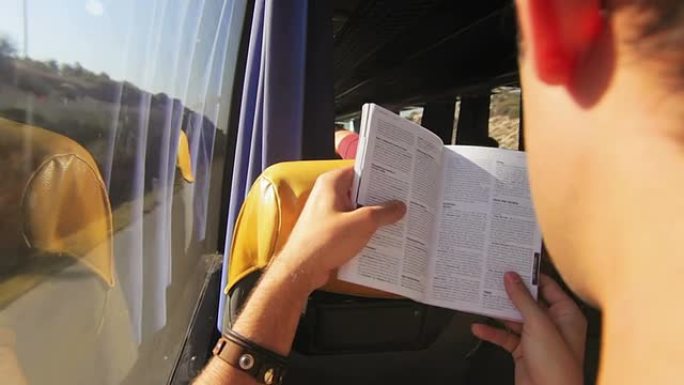 男子在公共汽车上读书