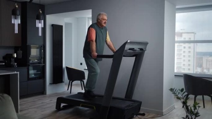 老年人训练关节，在家跑步机上行走，每天锻炼健康，积极生活