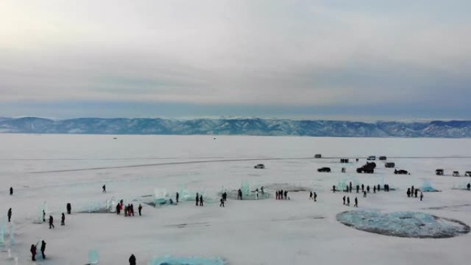 冰冻的贝加尔湖冰上的冰人物节。冬天的奥尔洪岛。