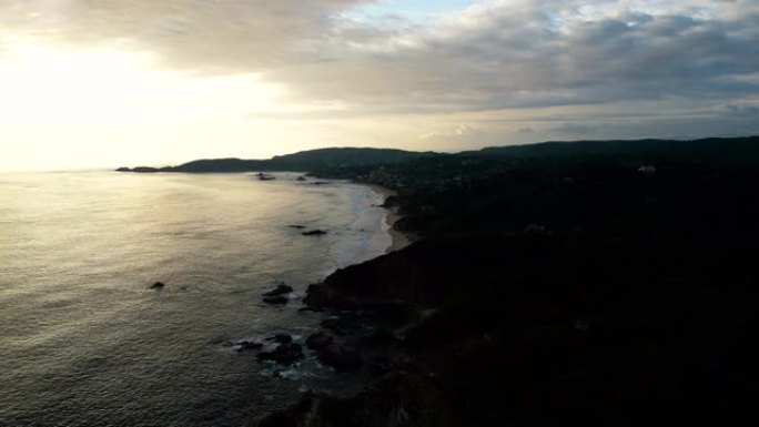 海岸线和太平洋冲浪的空中风景