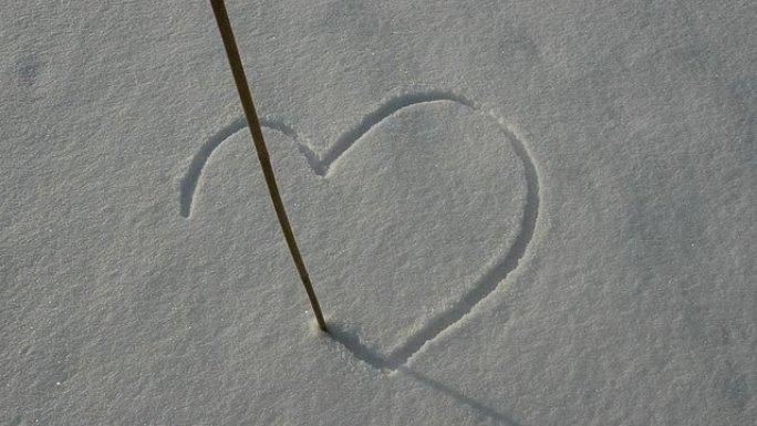 在冬天的雪地上写爱情字