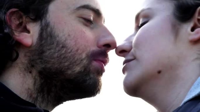 异性恋夫妇接吻的简介
