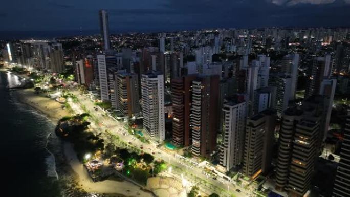 巴西东北部塞阿拉福塔莱萨的夜景。