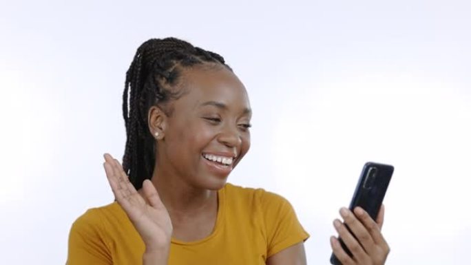 黑人妇女，智能手机和视频通话wave，hello和兴奋的工作室背景的网络对话。z世代女孩，社交媒体流