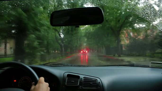 在雨天。延时