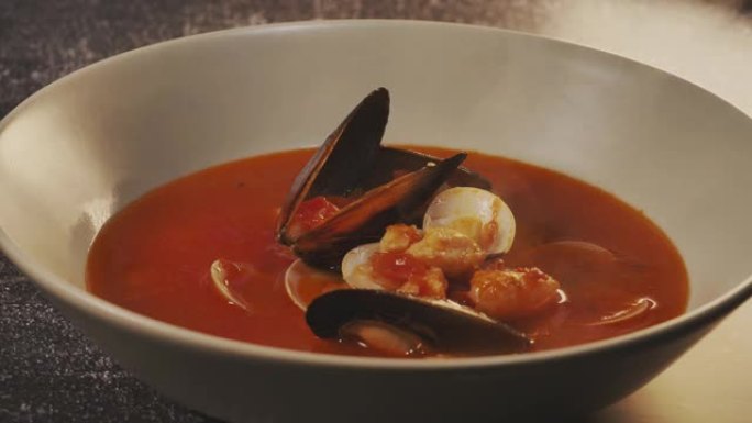 沸腾的美味鱼汤。一道地中海鱼汤，配贻贝、蛤蜊、大虾、番茄。Tas