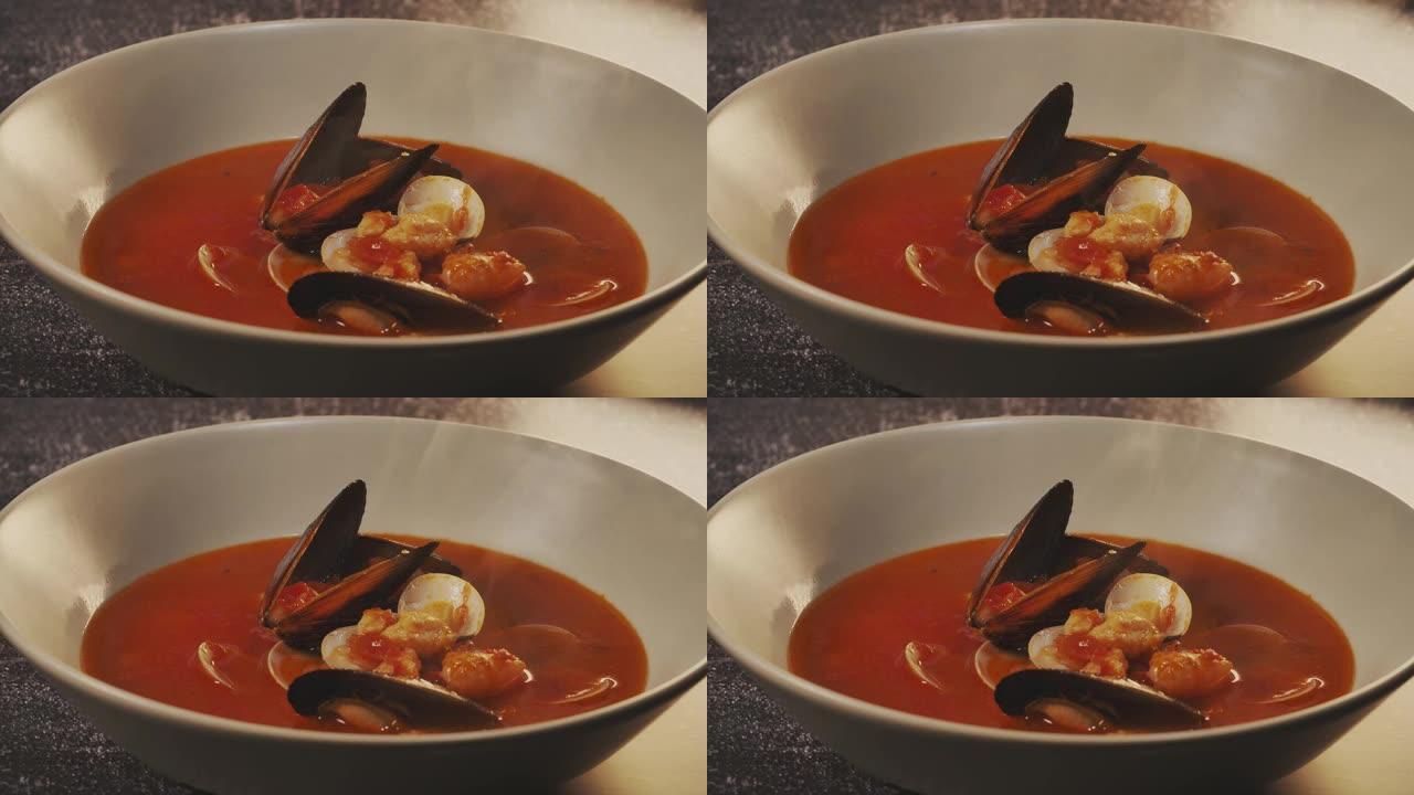 沸腾的美味鱼汤。一道地中海鱼汤，配贻贝、蛤蜊、大虾、番茄。Tas