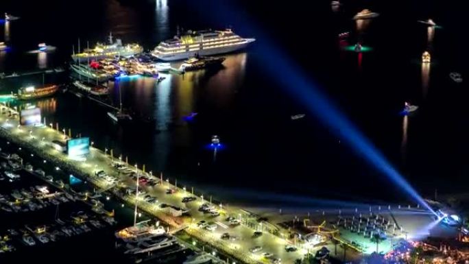 朱美拉棕榈岛附近的港口，夜间停车，汽车从摩天大楼迪拜码头延时