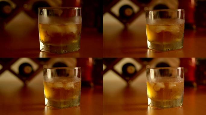 威士忌杯加冰
