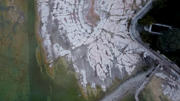 在意大利贝拉焦 (Bellagio) 崎rock不平的岩石湖海岸上的无人机视图