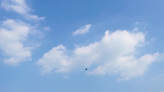 一架直升机穿过蓝天白云