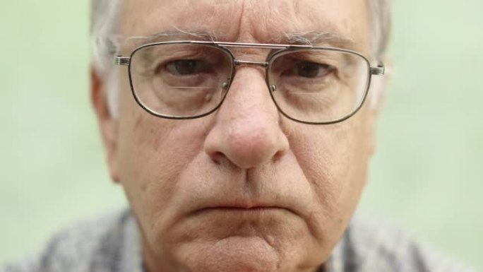 戴眼镜的悲伤高加索老人的肖像