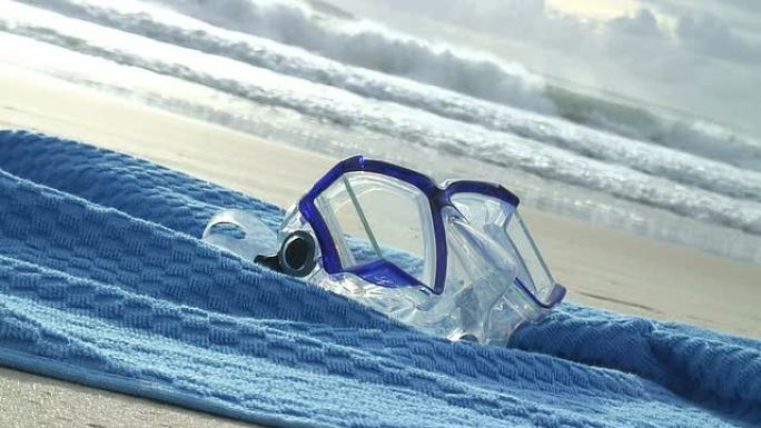 高清: 海滩上的潜水面罩和浴巾