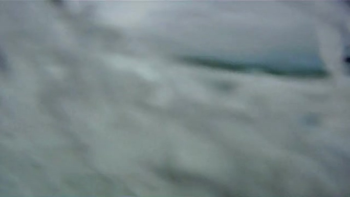 热带沙滩上的海浪锋面