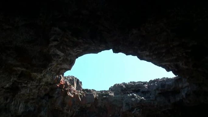 在熔岩洞穴内