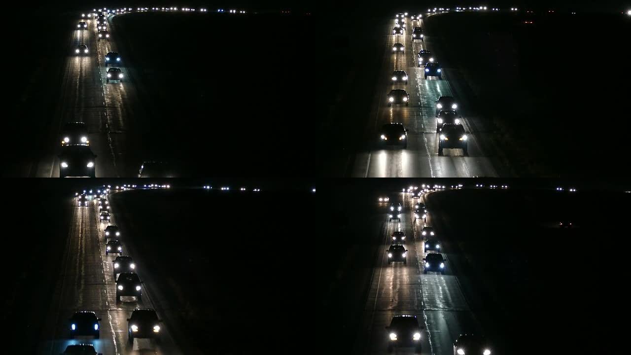 夜间在潮湿的高速公路上排长队的汽车