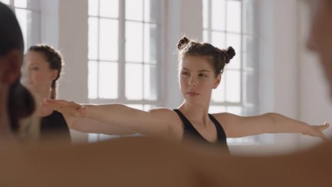 年轻怀孕的白人妇女在瑜伽课上练习战士姿势享受健康的生活方式团体在日出时在健身工作室锻炼