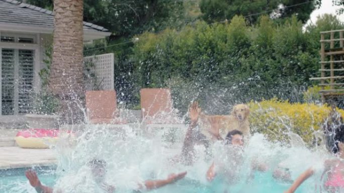 跳进游泳池的朋友玩得开心一起庆祝暑假一群青少年在阳光明媚的春假庆祝活动4k