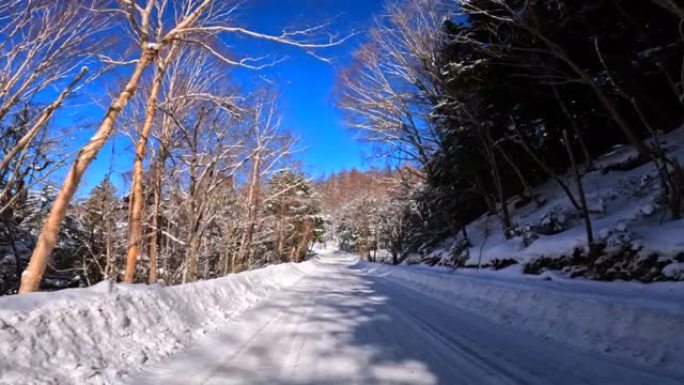 在冬季山区积雪覆盖的道路上行驶