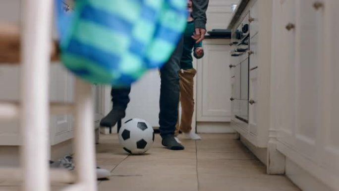 父子俩在厨房踢足球孩子在家和爸爸一起享受游戏